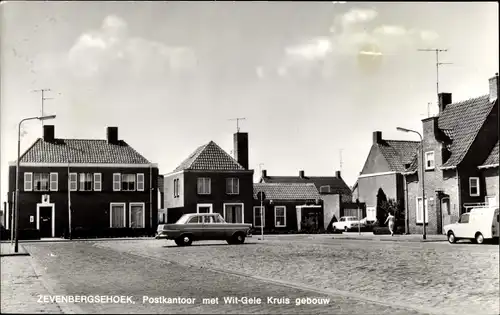 Ak Zevenbergsehoek Nordbrabant, Postkantoor met Wit-Gele Kruis gebouw, Ortspartie , Automobile