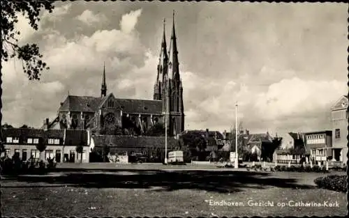 Ak Eindhoven Nordbrabant, Gezicht op Catharina-Kerk, Grünanlage, Kirche