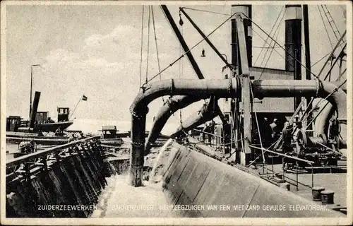 Ak Kornwerderzand Friesland Niederlande, Zuiderzeewerken, Bakkenzuiger,met Zand gevulde Elevatorbank