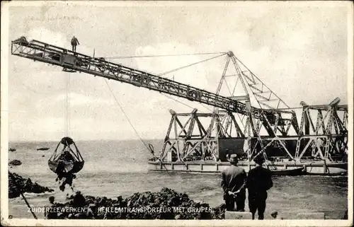 Ak Kornwerderzand Friesland Niederlande, Zuiderzeewerken, Keileemtransportuer met Grijper