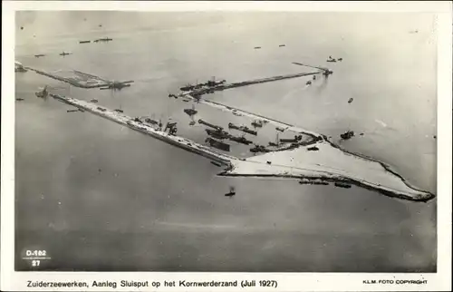 Ak Kornwerderzand Friesland Niederlande, Zuiderzeewerken, Aanleg Sluitsput 1927, Luftaufnahme KLM