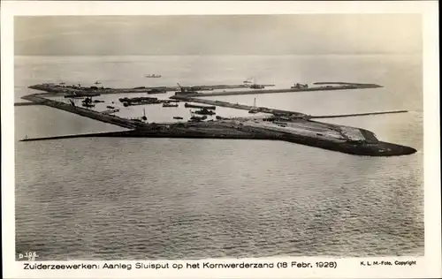 Ak Kornwerderzand Friesland Niederlande, Zuiderzeewerken, Aanleg Sluitsput 1928, Fliegeraufnahme KLM