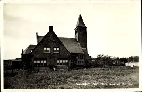 Ak Nieuwdorp Zeeland Niederlande, Ned. Herv. Kerk en Pastorie