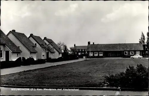 Ak Nieuwerkerk Schouwen Duiveland Zeeland Niederlande, Kon. Maudplein met kleuterschool