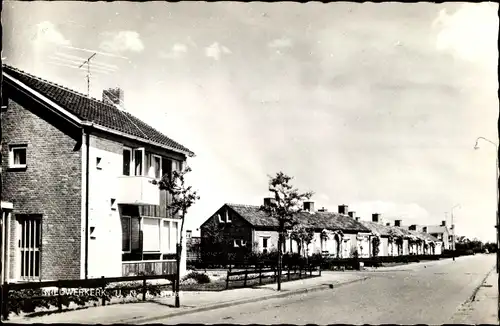 Ak Nieuwerkerk Schouwen Duiveland Zeeland Niederlande, Straßenpartie, Wohnhäuser