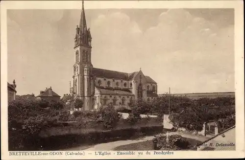 Ak Bretteville sur Odon Calvados, L'Eglise, Ensemble vu du Presbytere