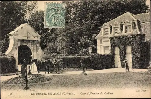 Ak Le Breuil en Auge Calvados, Cour d'Honneur du Chateau