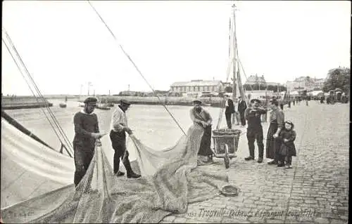Ak Trouville Calvados, Pecheurs reparant leurs Filets