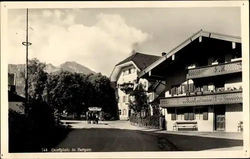 Foto Ak Bergen im Chiemgau Oberbayern, Dorfplatz