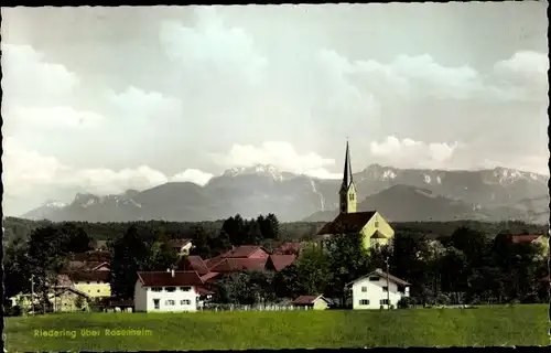 Ak Riedering in Oberbayern, Teilansicht mit Kirche
