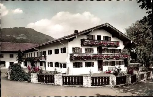 Ak Bad Feilnbach am Wendelstein, Straßenansicht mit Berg, Blumenhof