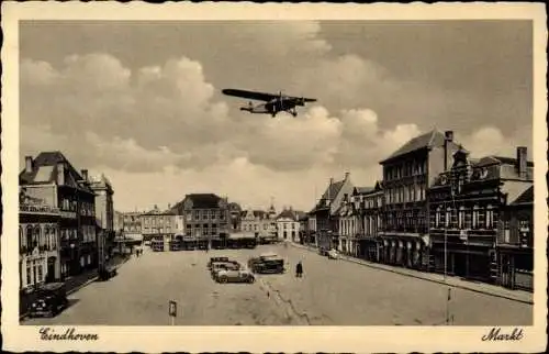 Ak Eindhoven Nordbrabant, Markt, Panorama, Propellerflugzeug, Automobile