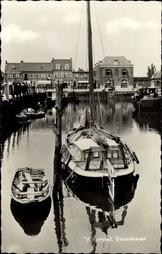 Ak Willemstad Nordbrabant, Binnenhaven, Segelboot, Kutter, Hafenpartie