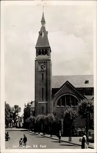 Ak Zevenbergen Nordbrabant, R. K. Kerk, Straßenpartie, Kirche