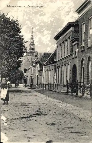 Ak Zevenbergen Nordbrabant, Molenstraat, Straßenpartie, Kirche, Frau mit Kind