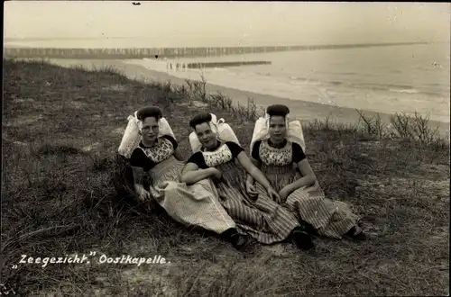 Ak Oostkapelle Walcheren Zeeland, Strandpartie, Frauen in niederländischer Tracht, Zeegezicht