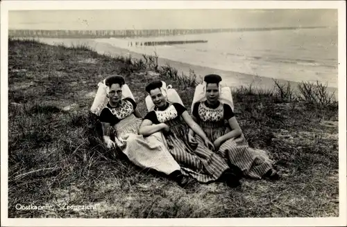 Ak Oostkapelle Walcheren Zeeland, Strandpartie, Frauen in niederländischer Tracht, Zeegezicht