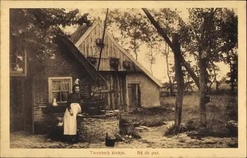 Ak Twente Overijssel Niederlande, Twentsch Kiekje, bij de Put, Brunnen, Bäuerin