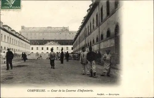 Ak Compiègne Oise, Cour de la Caserne d'Infanterie