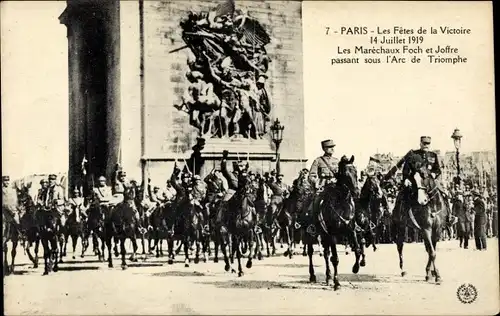 Ak Paris, Les Fetes de la Victoire 1919, Les Marechaux Foch et Joffre, L'Arc de Triomphe