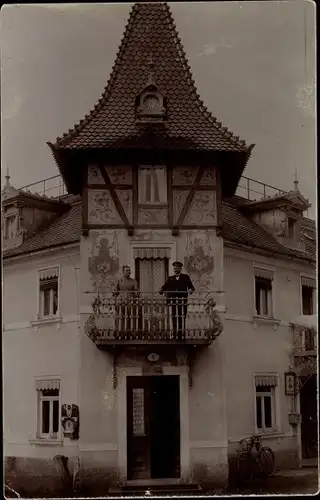 Foto Ak Deutschland unbekannt, Blick auf ein Wohnhaus, Paar auf dem Balkon