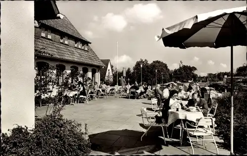 Ak Gütersloh in Westfalen, Autobahn Rasthaus Hotel, Terrasse