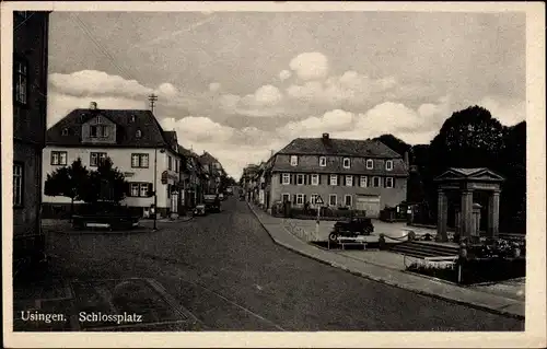 Ak Usingen im Hochtaunuskreis, Schlossplatz mit Denkmal, Brunnen