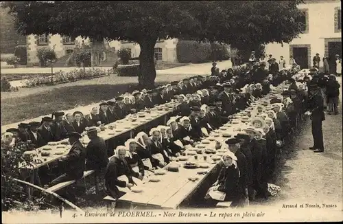 Ak Ploermel Morbihan, Noce Bretonne, Le repas en plein air