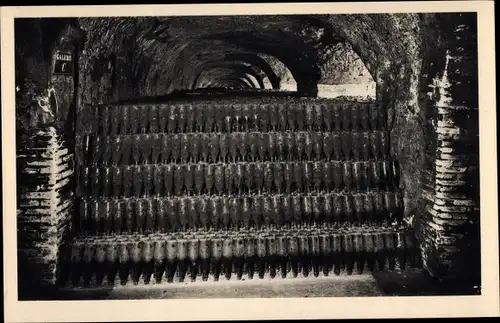 Ak Épernay Marne, Champagne Moet et Chandon, Une masse de 120000 bouteilles, Champagnerflaschen