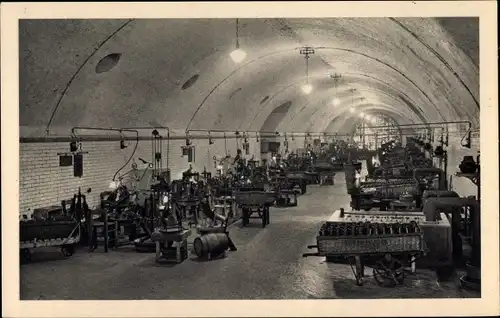 Ak Épernay Marne, Champagne Moet et Chandon, Chantiers de degorgement