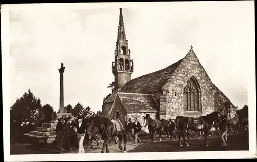 Ak Saint Eloy Finistère, Le jour de Pardon, Procession des Chevaux Autour de la Chapelle