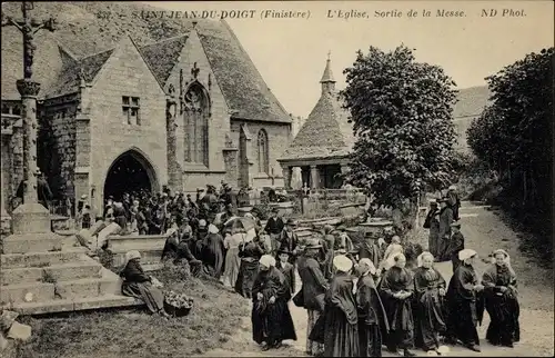 Ak Saint Jean du Doigt Finistère, L'Eglise, Sortie de la Messe