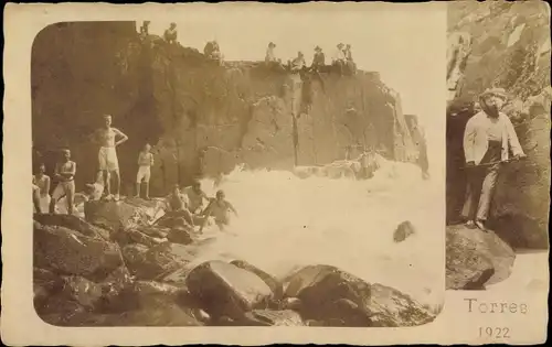 Foto Ak Frankreich, Männer beim Baden im Wasser, Felsen, Torres 1922