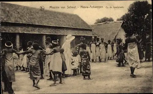 Ak Nieuw-Antwerpen Makanza DR Kongo Zaire, Missien van Scheut, Op de Speelplaats