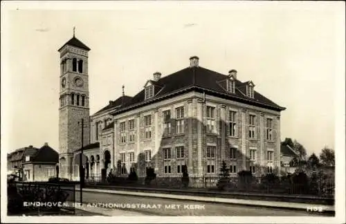 Ak Eindhoven Nordbrabant Niederlande, St. Antoniusstraat met Kerk