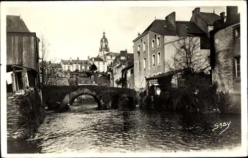 Ak Segré Maine-et-Loire, Vue du vieux Pont, au fond l' Église de la Madeleine