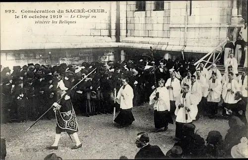 Ak Paris Montmartre, Sacre Coeur, Consecration 1919, La Clerge va venerer Reliques, Kirchenweihe