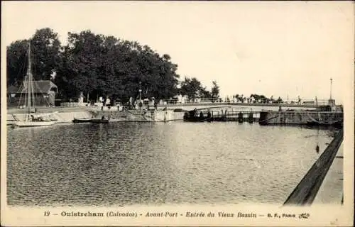 Ak Ouistreham Calvados, Avant Port, Entree du Vieux Bassin