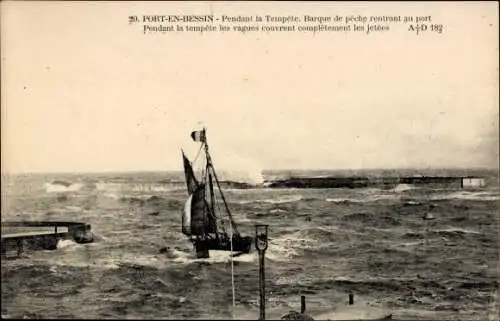 Ak Port en Bessin Calvados, Pendant la Tempete, Barque de peche rentrant au port