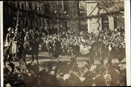 Foto Ak Aachen in Nordrhein Westfalen, Einweihung Kaiser Friedrich Denkmal 1911, Festzug, Zuschauer