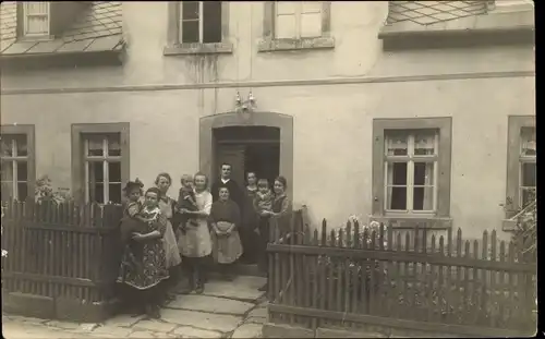 Foto Ak Niederhaßlau Wilkau Haßlau in Sachsen, Familie vor ihrem Wohnhaus