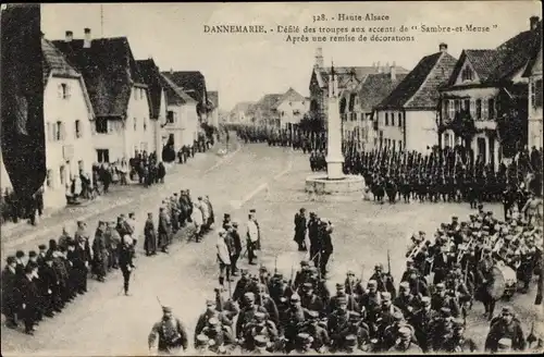 Ak Dannemarie Dammerkirch Elsass Haut Rhin, Defile des troupes aux accents de Sambre et Meuse