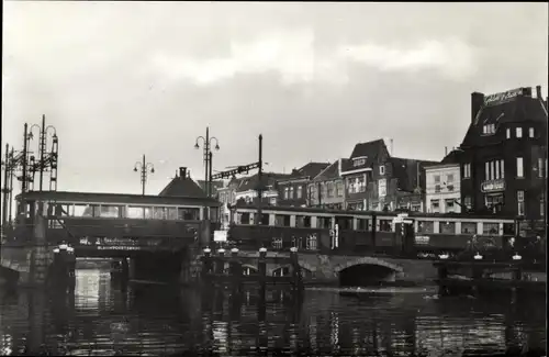 Ak Leiden Südholland Niederlande, Blauwe Haagsche op de Blauwpoortsbrug