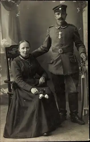 Foto Ak Deutscher Soldat in Uniform, Eisernes Kreuz, Frau