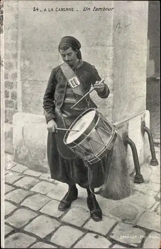 Ak A la Caserne, un tambour, französischer Soldat mit Trommel