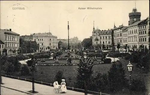 Ak Cottbus in der Niederlausitz, Kaiser Wilhelmplatz, Frau mit Kinderwagen