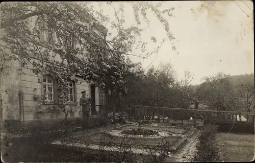 Foto Ak Wehlen an der Elbe Sachsen, Deutscher Soldat in Uniform vor einer Villa