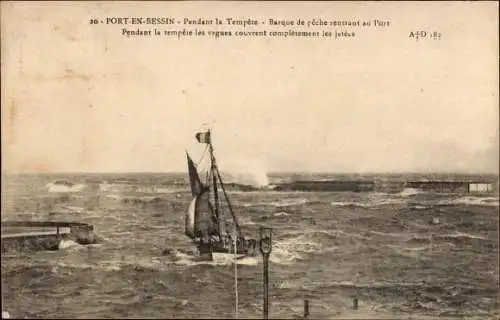 Ak Port en Bessin Calvados, Pendant la Tempete, Barque de peche rentrant au Port
