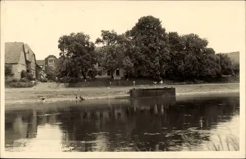 Foto Ak Bodenfelde an der Weser, Seepartie mit Blick auf Häuser