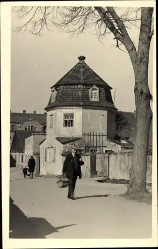 Foto Ak Königsbrück in der Oberlausitz, Straßenpartie, Mann mit Korb